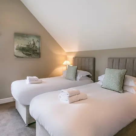 The Townhouses @ Carus Green Apartament *